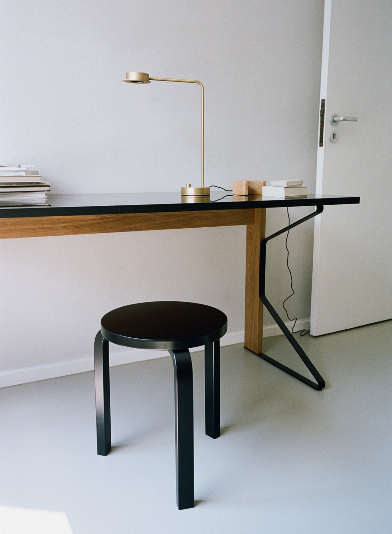 Stool 60, Legs Black, Seat Black - Artek – SUSAN BIJL