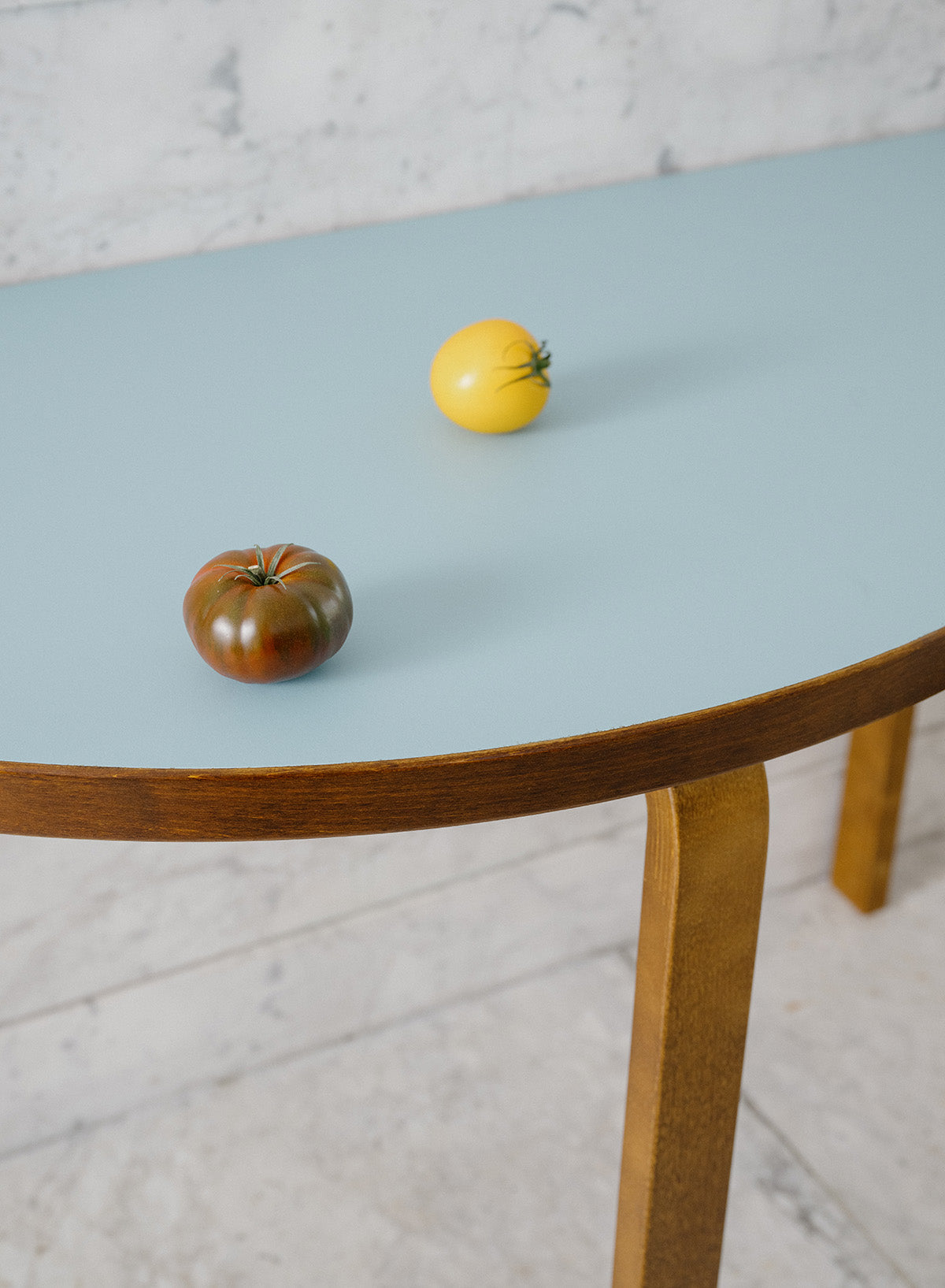 Tafel 95, Halfrond, FORM Poten Walnoot - Top Linoleum Aqua Vert, 120x60 - Artek