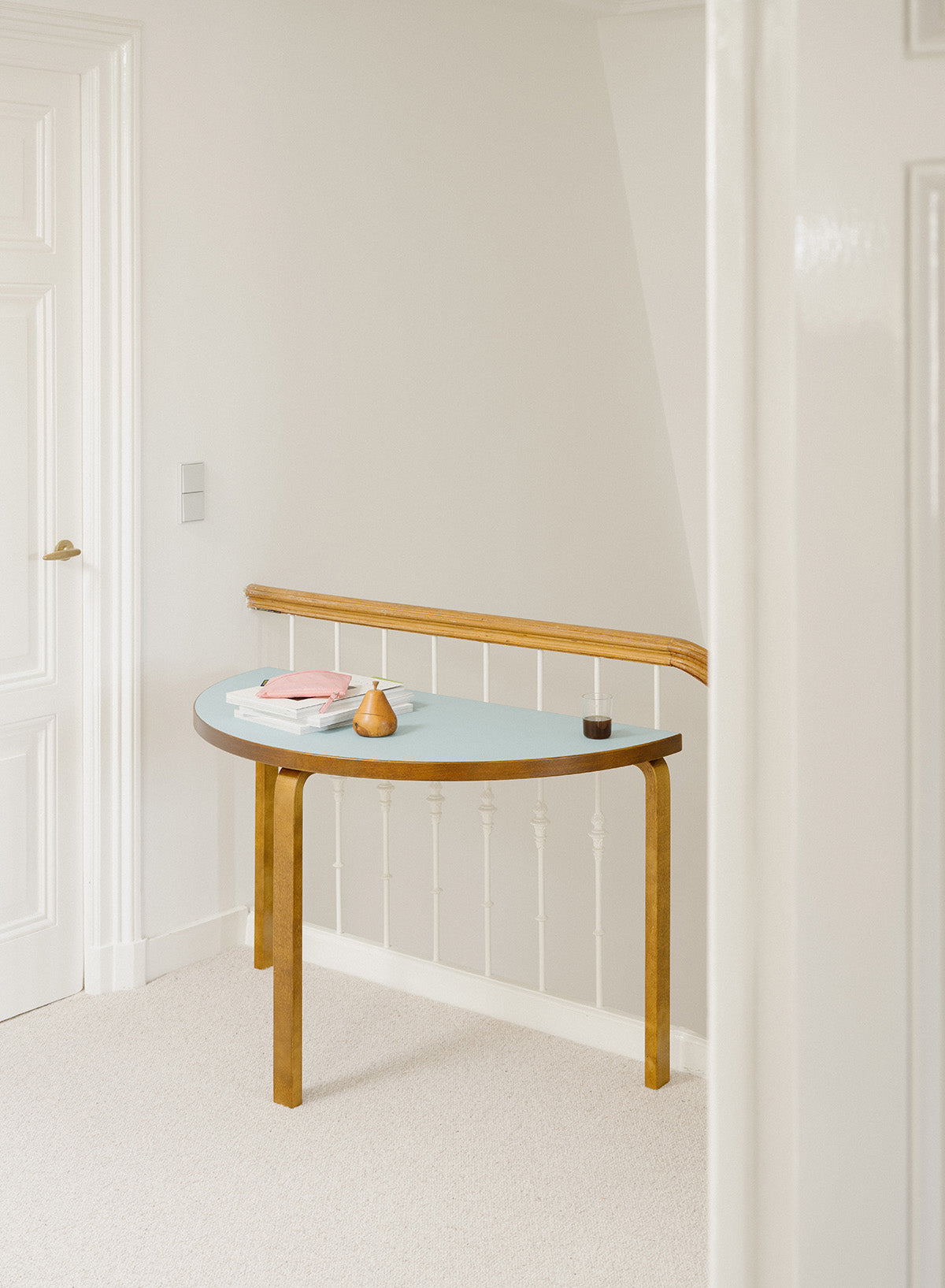 Tafel 95, Halfrond, FORM Poten Walnoot - Top Linoleum Aqua Vert, 120x60 - Artek