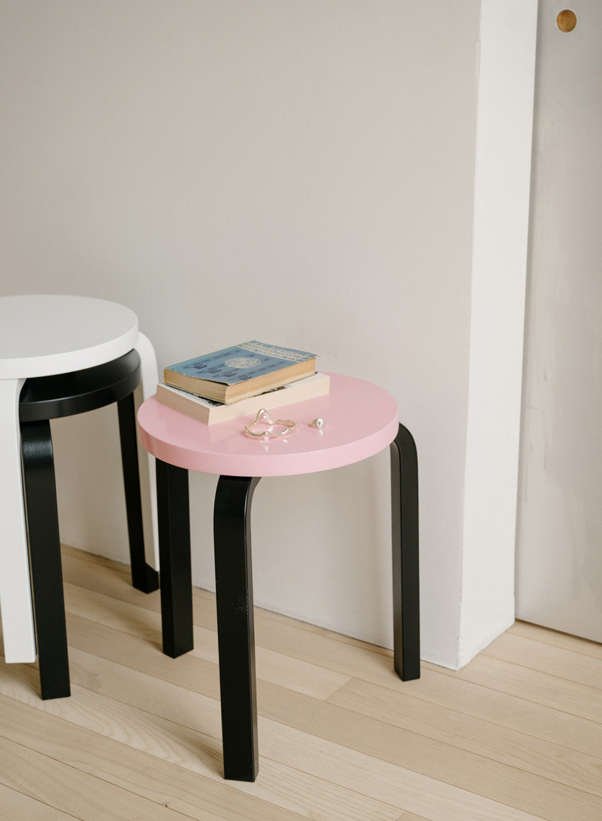 Stool 60, Legs Black, Seat Aino - Artek