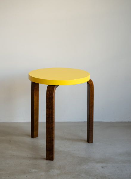 50年代 stool60 artek Alvar Aalto バックスタンプ有 Stool 60, Legs Walnut, Seat Yellow - Artek – SUSAN BIJL