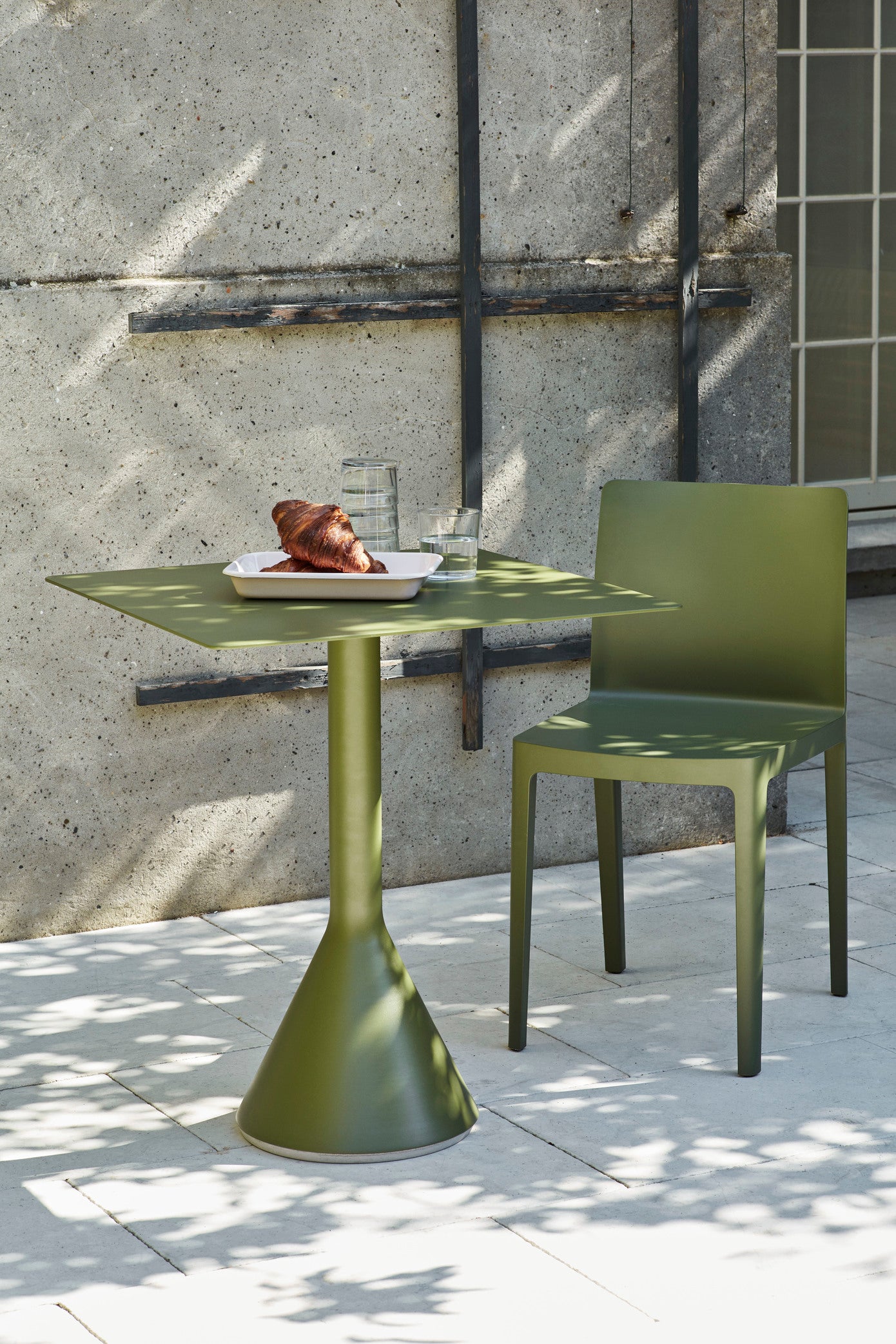 Palissade Cone Table Square 65, Olive - HAY