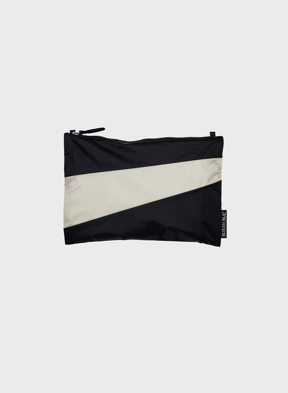 The New Pouch Black & Cloud Medium
