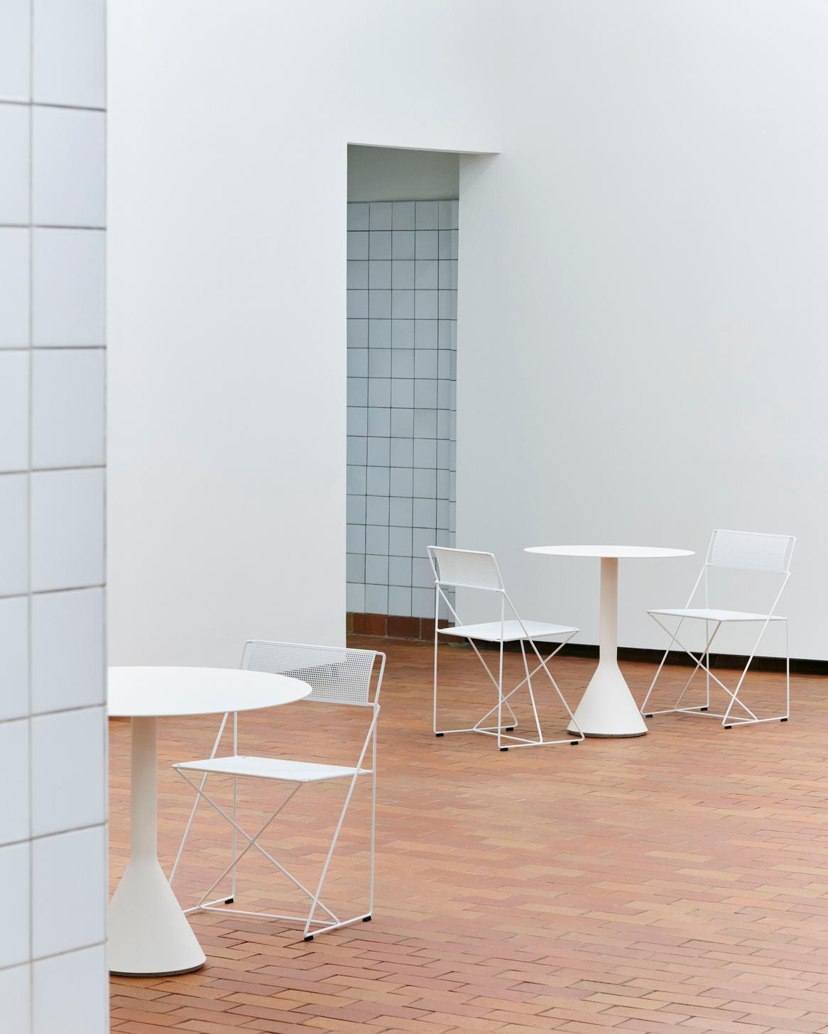 Palissade Cone Table Round 70, Cream White - HAY